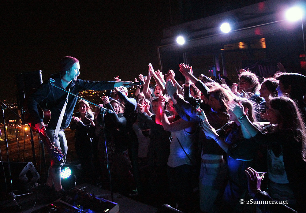 Jeremy Loops and crowd