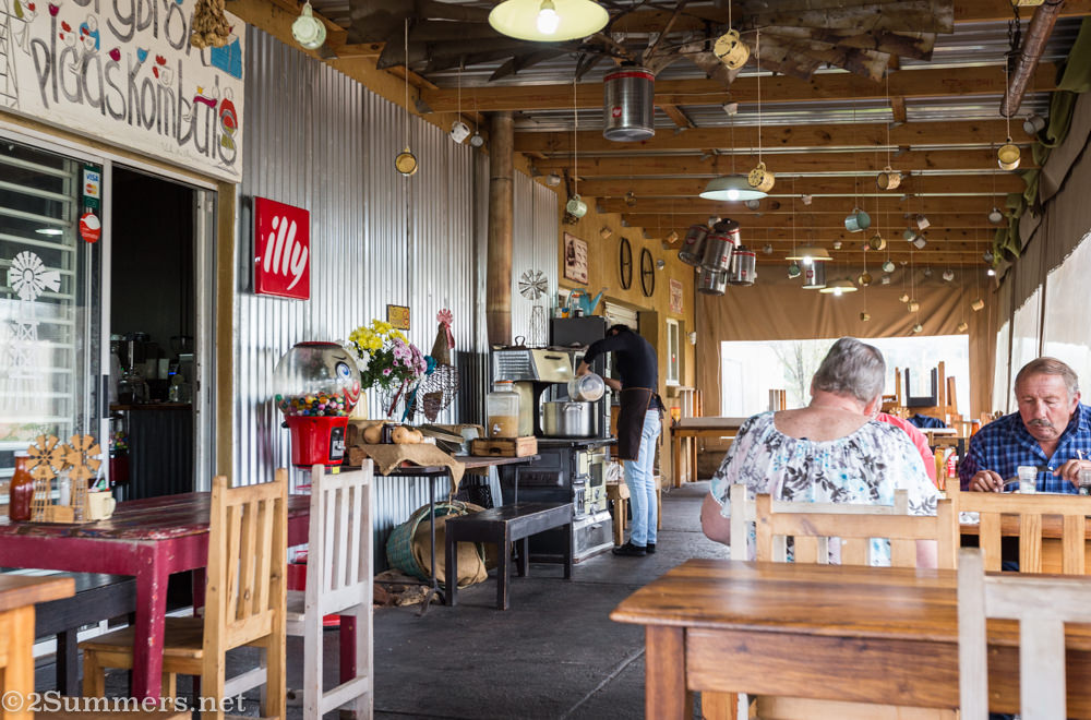 Plaaskombuis dining area