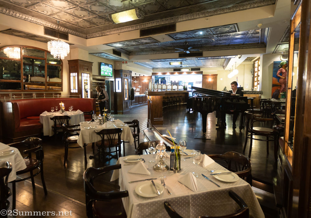 Piano man at Maximillien.