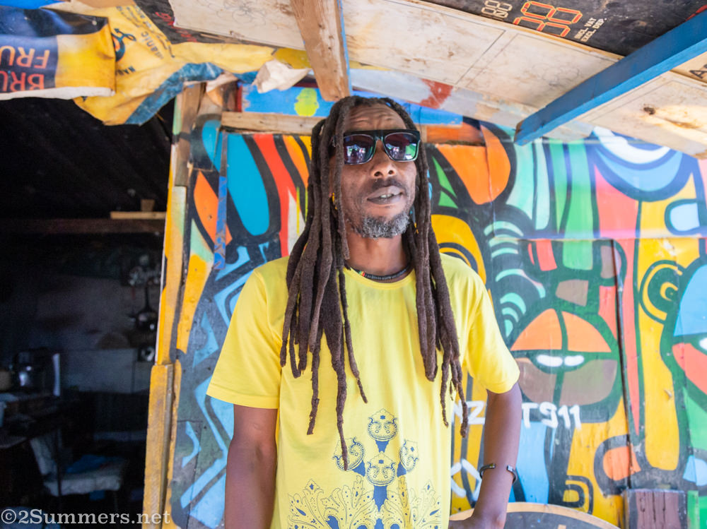 Bob Nameng in Kliptown with Senzo mural