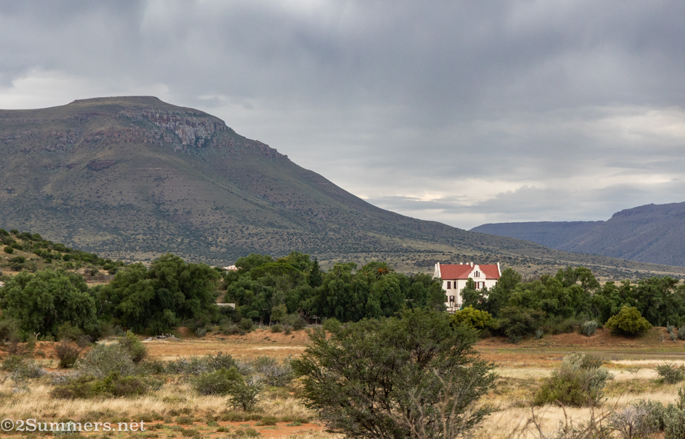 Bloemhof farmhouse and the mountain
