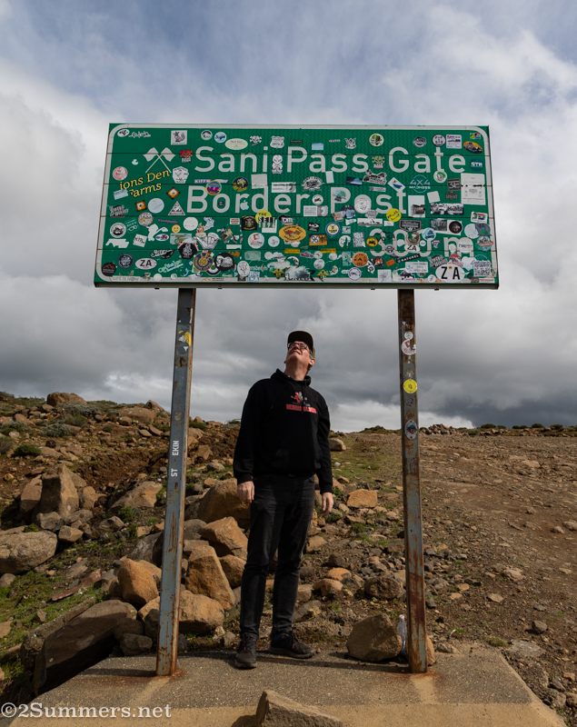 Thorsten under the Sani Pass border sign