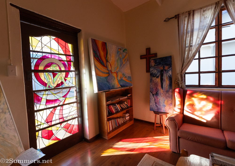 A room in the Jobhuis with a stained glass window